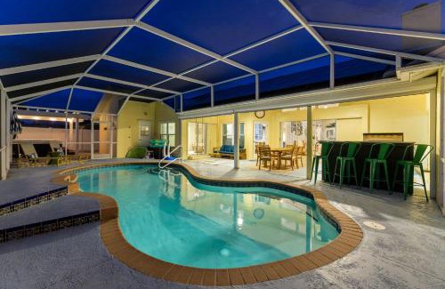 Palma Sola House | Sleeps 16 Heated Pool Hot Tub Fire Pit Putt Putt