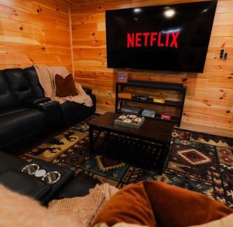 Carbon Hill House | Sleeps 16 Luxury Cabin with Game Room & Hot Tub