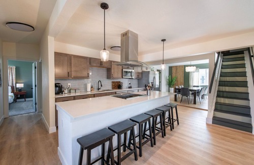 Berkley House | Sleeps 16 - Minutes to Downtown DENVER! Red Rocks! Great Backyard!