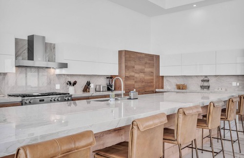 Indio Villa | Sleeps 17 | Pool, Hot Tub & Pickleball Court | Bravo Villa #8