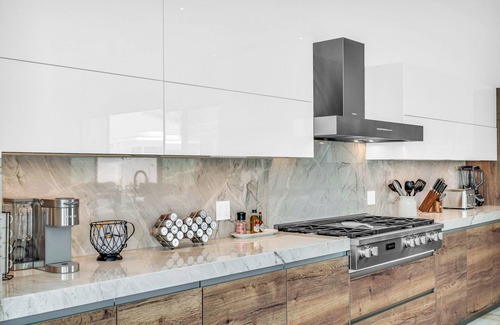 Indio Villa | Sleeps 17 | Pool, Hot Tub & Pickleball Court | Bravo Villa #8