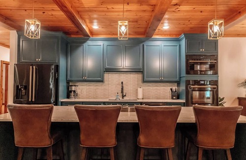 Mountain View House | Sleeps 18, Stunning Home, Breathtaking Views of The White River, New Furnishings