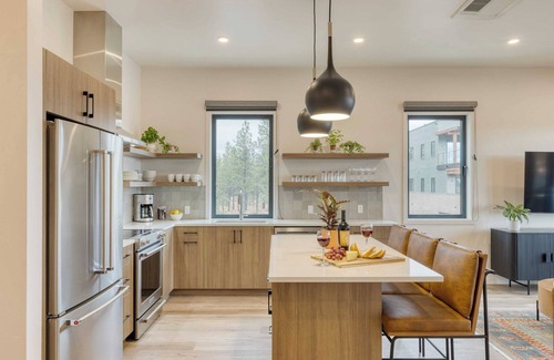 Bend Cottage | Sleeps 20, 4 Units 10bdr, Hot Tub, Near Old Bend + DT Aerie by Avantstay