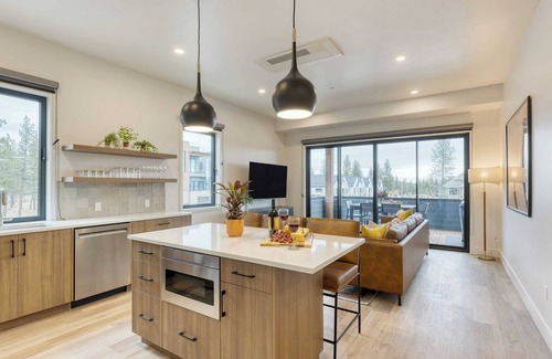 Bend Cottage | Sleeps 20, 4 Units 10bdr, Hot Tub, Near Old Bend + DT Aerie by Avantstay