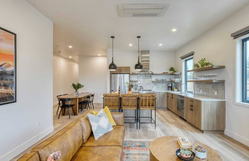 Bend Cottage | Sleeps 20, 4 Units 10bdr, Hot Tub, Near Old Bend + DT Aerie by Avantstay