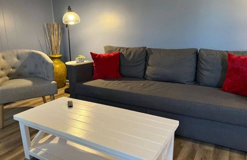 New Castle House | Sleeps 20! 6 Bedrooms w/13 Beds + Parking & WIFI