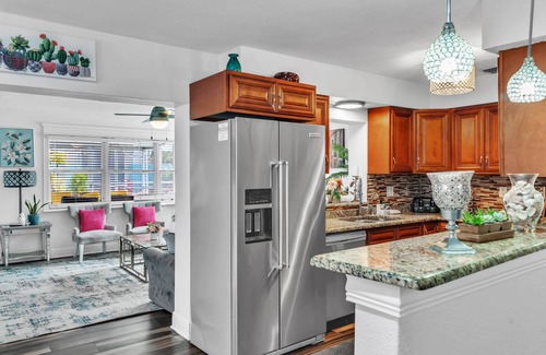 Clearwater House | Sleeps 20, HotPool 5BDR 3Bath home, 3.5 miles to the beach Small Events welcome