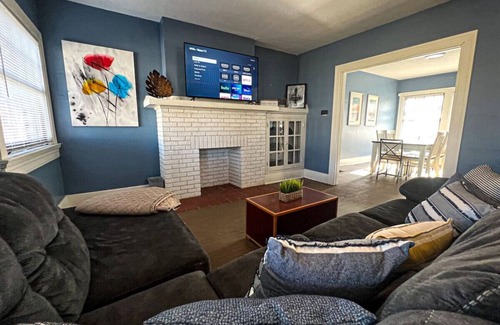 Dayton House | Sleeps 20+ in Dayton, 6 Bedrooms + 2 Full Kitchens