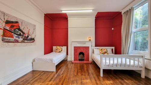Ashton-under-Lyne House | Sleeps 20 Stunning Ashton Mansion