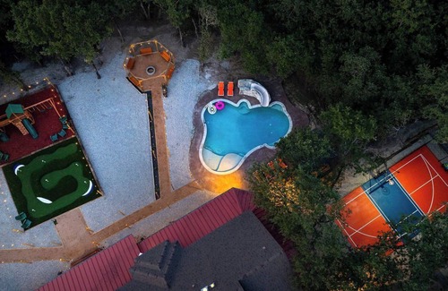 Fort Worth House | Sleeps 22-Pool-Sport Sim-Pickleball-Mini Golf