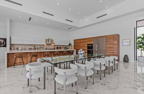 Indio House | Sleeps 25 | 2 Luxury Villas w/Pool + Spa, Putting Green | Bravo by AvantStay