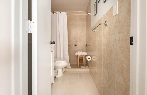 West Little Havana Apartment | Sleeps 3, Cozy, Boho Style, in the heart of Miami -free parking