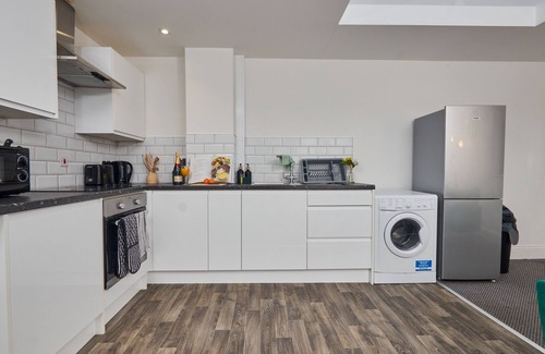 Leeds Apartment | Sleeps 3: Family & Work Stays - FREE Parking & WiFi