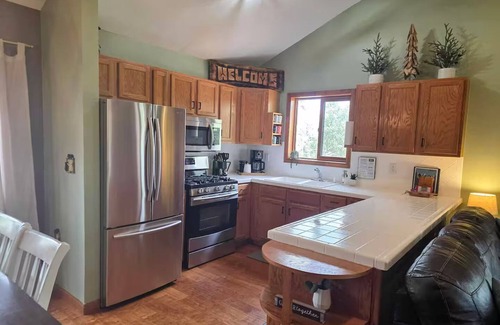 Cripple Creek Cabin | ★ Sleeps 4 ★ Surrounding Mtn + Aspen Vistas + Hot Tub + Game Room