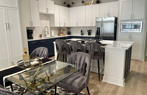 Old East Dallas Apartment | Sleeps 6/Perfect Location/Free Parking/Gym/LuxurynPool/Shop/Explore/Eat/Relax