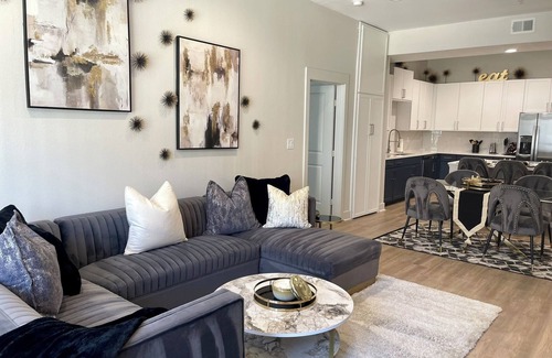 Old East Dallas Apartment | Sleeps 6/Perfect Location/Free Parking/Gym/LuxurynPool/Shop/Explore/Eat/Relax