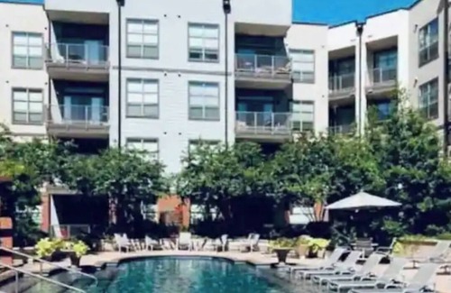Old East Dallas Apartment | Sleeps 6/Perfect Location/Free Parking/Gym/LuxurynPool/Shop/Explore/Eat/Relax