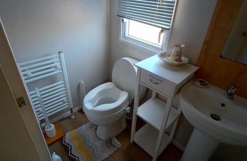 Weymouth House | Sleeps 6 Pets Allowed & Free Parking