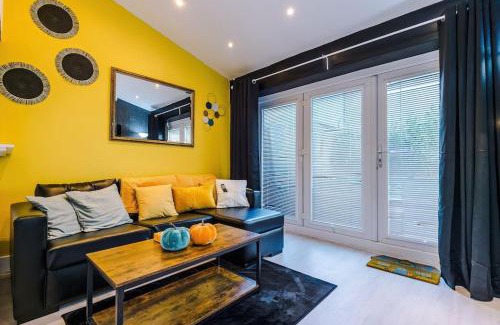 Salford Apartment | Sleeps 7, Games Room, Perfect For Groups, Driveway, Smart TV, Available For Long Stays