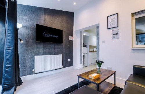 Salford Apartment | Sleeps 7, Games Room, Perfect For Groups, Driveway, Smart TV, Available For Long Stays