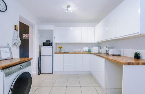 Salford Apartment | Sleeps 7, Games Room, Perfect For Groups, Driveway, Smart TV, Available For Long Stays