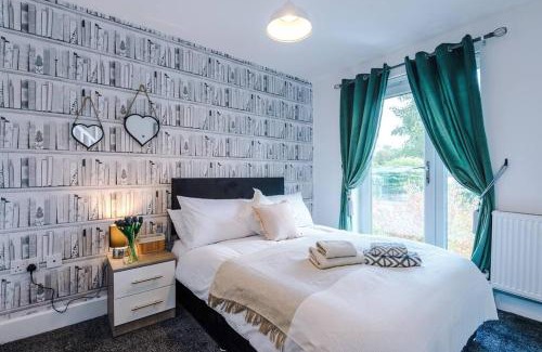 Salford Apartment | Sleeps 7, Games Room, Perfect For Groups, Driveway, Smart TV, Available For Long Stays