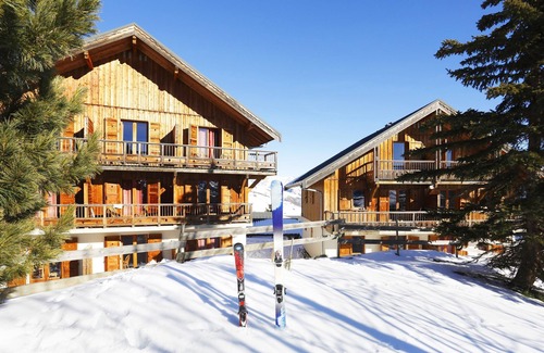 La Toussuire Condo | Sleeps 8! Mountain Adventure + FREE Shuttles