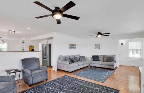 Ridgeway House | Sleeps 8 Waterfront Dock Dog Friendly Grill