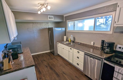 Knoxville Apartment | Sleeps 9, 2 baths, 12 mins from downtown