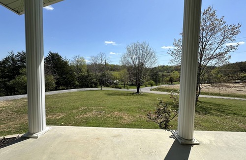 Sevierville House | Sleeps8 w/hot tub, pool table/fire pit, plenty of outdoor seating w/big yard