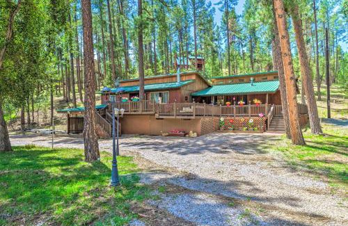Ruidoso House | Sleepy Bear Cabin in Ruidoso Deck and Yard Games!