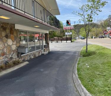 Gatlinburg Hotel | Sleepy Bear Motel