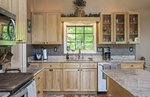 Berkeley Springs Cabin | Sleepy Creek Getaway Mountain Retreat!Hot Tub&Sauna