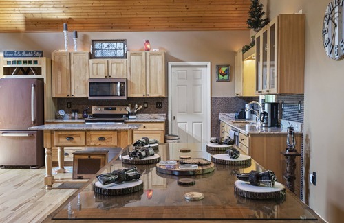 Berkeley Springs Cabin | Sleepy Creek Getaway Mountain Retreat!Hot Tub&Sauna