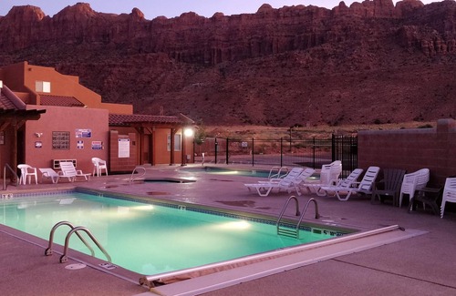 Moab South Valley House | Slickrock Sands - Sleeps 8! Pet/bike friendly.