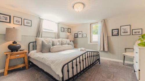 Sloan Lake House | Sloans Lake Walk to eateries bars Free parking