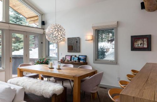 Warm Springs House | Slope-Side Chic Home with Hot Tub