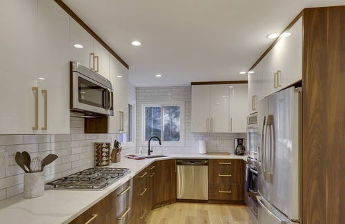 Old Town House | Slopeside River Front Luxury Chalet I HotTub I Firepit I Views I Best Price I Discounted Attractions