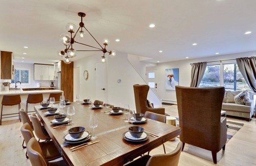 Old Town House | Slopeside River Front Luxury Chalet I HotTub I Firepit I Views I Best Price I Discounted Attractions