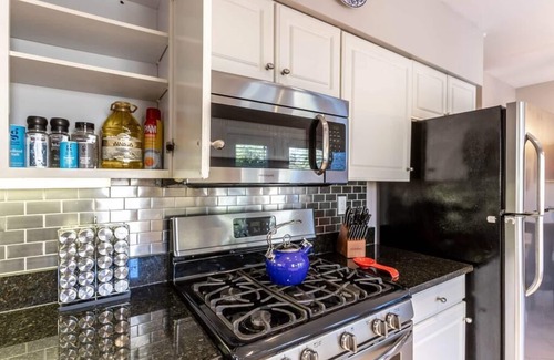 Old Town West House | SLP 12| Large Townhouse| FREE Parking| Metro: Braddock| 5 Blk King ST| Game RM