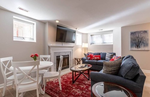 Old Town West House | SLP 12| Large Townhouse| FREE Parking| Metro: Braddock| 5 Blk King ST| Game RM