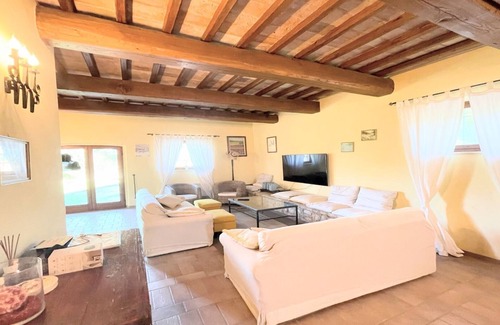 Loreto Villa | Slps 10 in 5 bedrms + 5 bathrms. Detached villa with play area. Walk to Todi