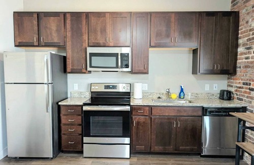 Central West End Apartment | SLU/Barnes Hospital Queen Studio Retreat 203