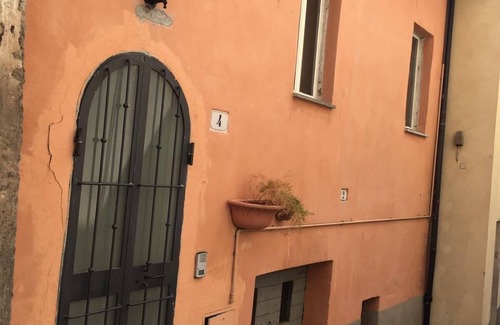 Canino House | Small building in the center of Canino