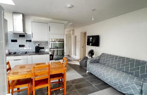 Enfield Highway House | Small En-suite