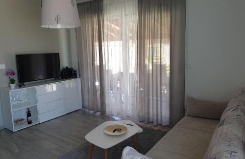 Sikici Apartment | Small house Tia with private pool