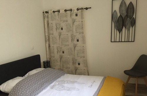 Fontaine-de-Vaucluse Apartment | Small nest in a wooded park with a parking space