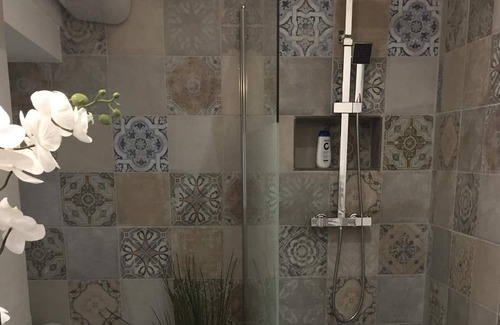 Fontaine-de-Vaucluse Apartment | Small nest in a wooded park with a parking space