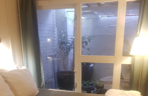Duivendrecht Apartment | Small room with bathroom near van der madeweg metro station