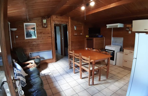 Clermont Ski Chalet | Smallwater Lake Chalet, family friendly, with lakeside views & free fishing